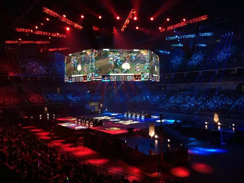 Life谈英雄池： 会根据FPX阵容需要去做搭配 有经验所以玩的多